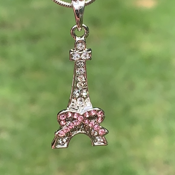 New Crystal Eiffel Tower with bow and chain. - Picture 2 of 6